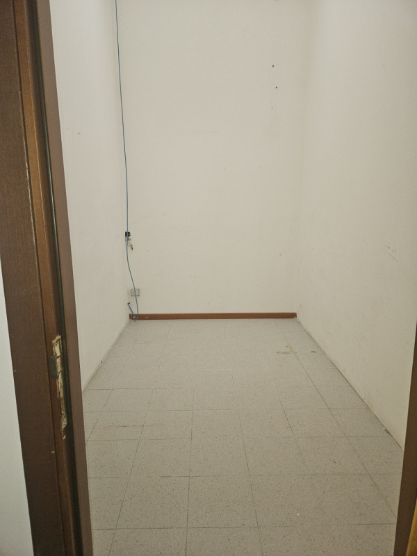 Scopri un'opportunità unica di affittare un negozio straordinario fronte strada statale Este, una...