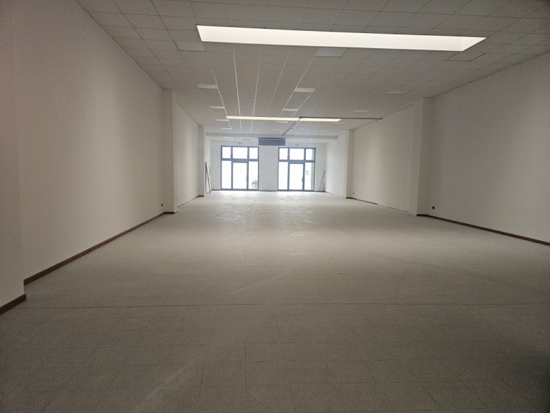 Scopri un'opportunità unica di affittare un negozio straordinario fronte strada statale Este, una...