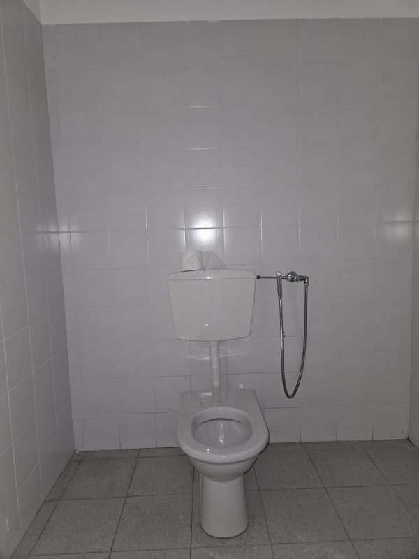 Scopri un'opportunità unica di affittare un negozio straordinario fronte strada statale Este, una...