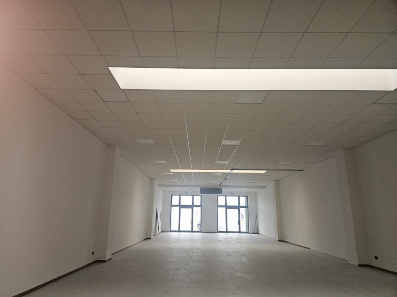 Scopri un'opportunità unica di affittare un negozio straordinario fronte strada statale Este, una...