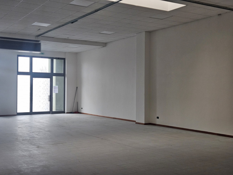 Scopri un'opportunità unica di affittare un negozio straordinario fronte strada statale Este, una...