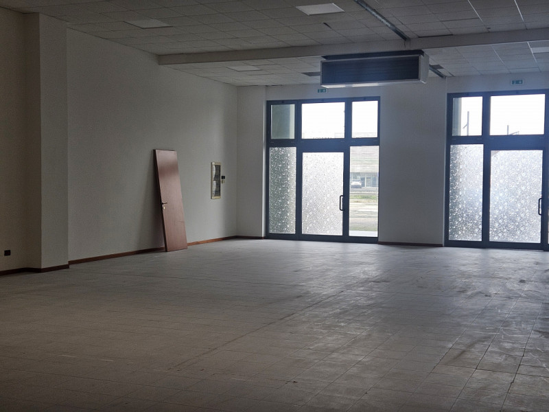 Scopri un'opportunità unica di affittare un negozio straordinario fronte strada statale Este, una...