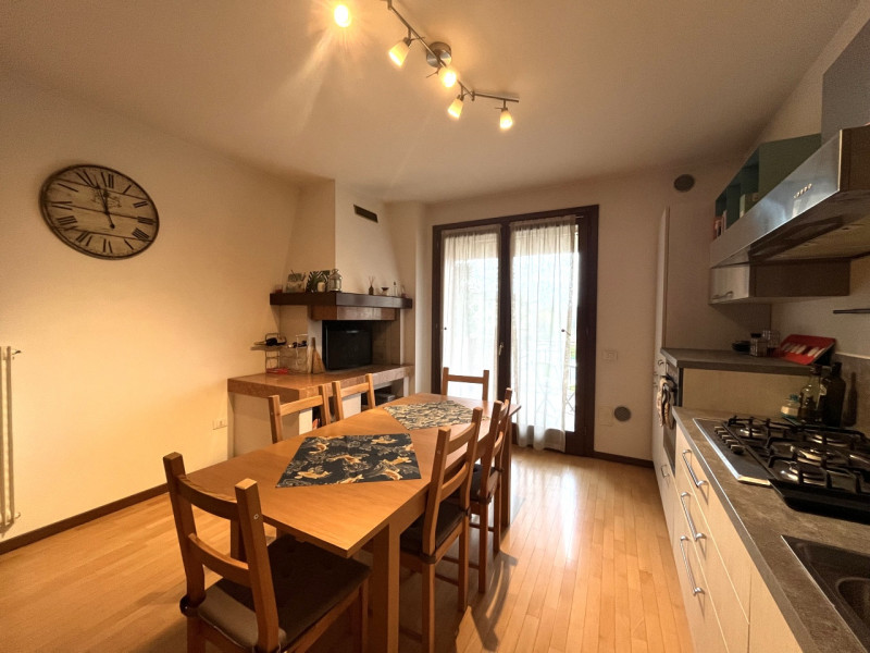 Scopri il tuo nuovo rifugio nel cuore di Creazzo! Questo splendido appartamento bicamere è dispon...