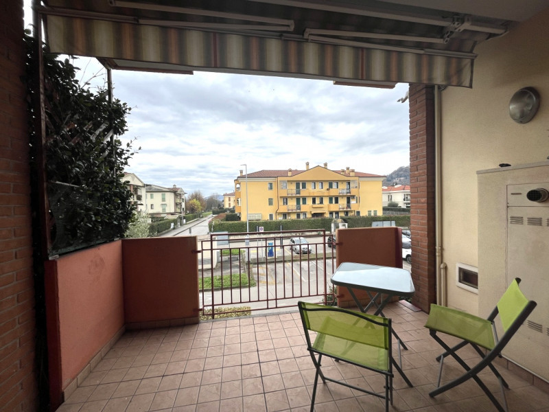 Scopri il tuo nuovo rifugio nel cuore di Creazzo! Questo splendido appartamento bicamere è dispon...