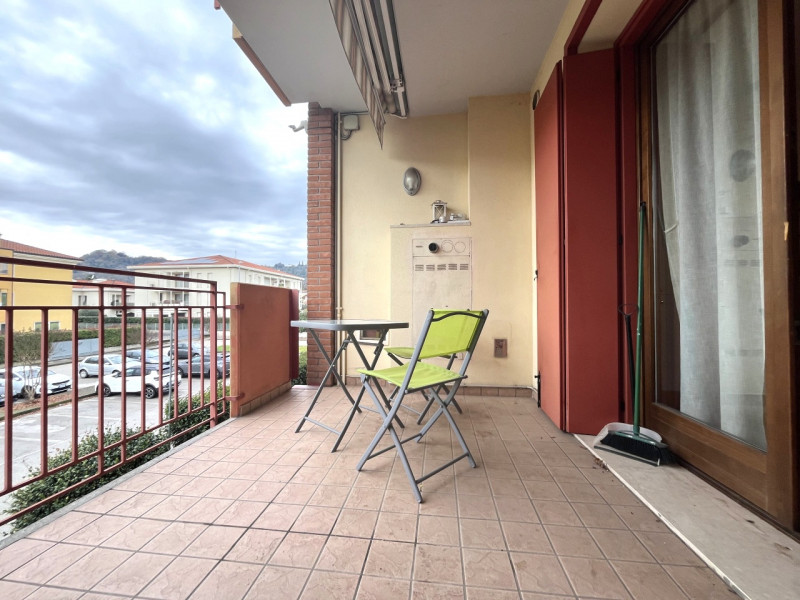 Scopri il tuo nuovo rifugio nel cuore di Creazzo! Questo splendido appartamento bicamere è dispon...