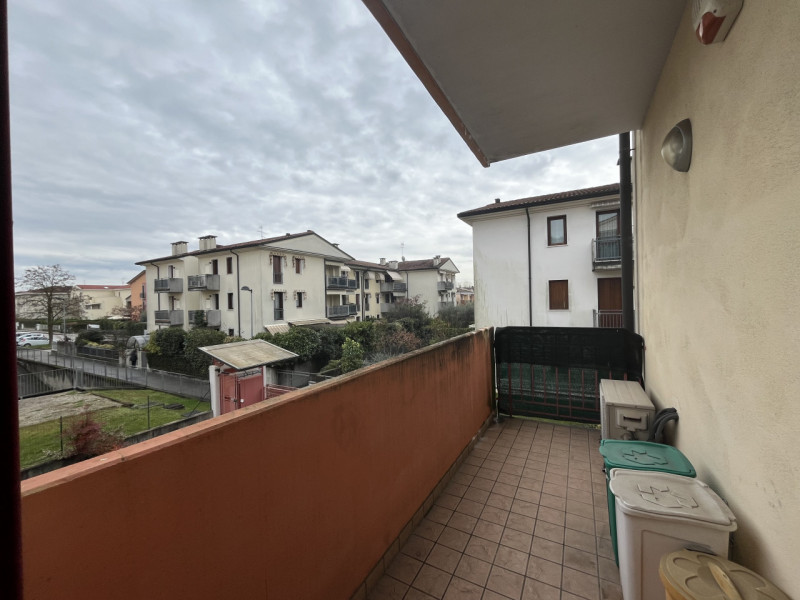 Scopri il tuo nuovo rifugio nel cuore di Creazzo! Questo splendido appartamento bicamere è dispon...