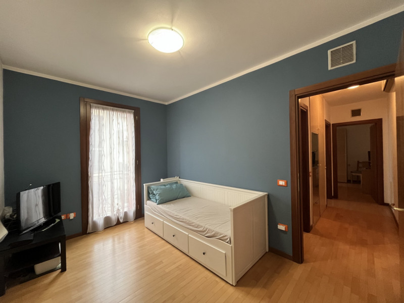 Scopri il tuo nuovo rifugio nel cuore di Creazzo! Questo splendido appartamento bicamere è dispon...