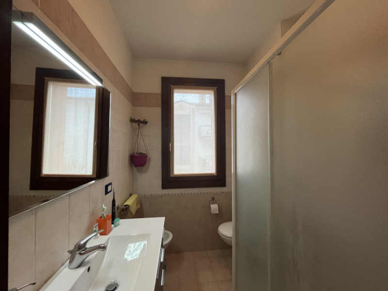 Scopri il tuo nuovo rifugio nel cuore di Creazzo! Questo splendido appartamento bicamere è dispon...