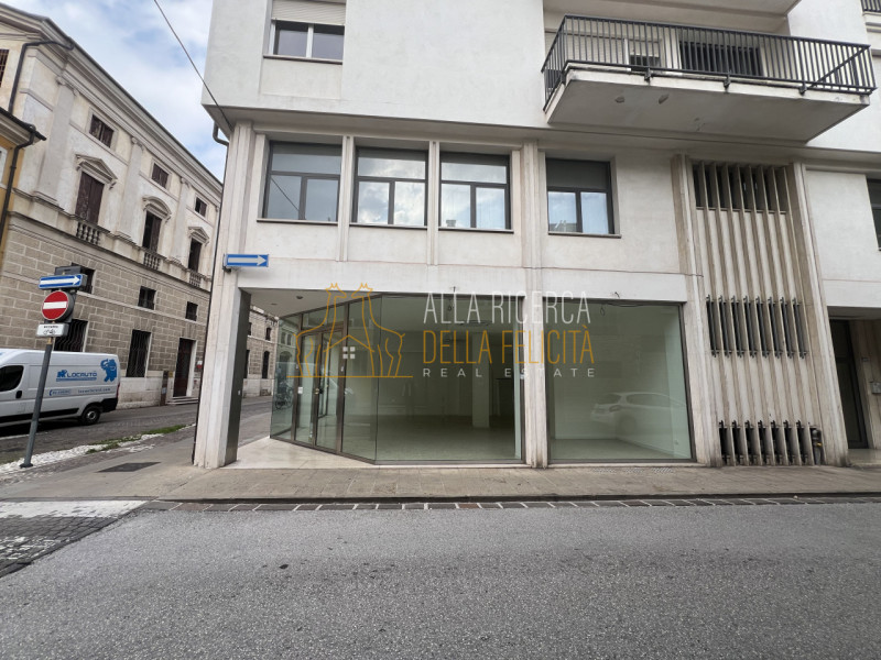 SCHIO - Centro: in zona centrale, proponiamo NEGOZIO AD ANGOLO. Cl. En. E IPE 175,00. EURO 90.000...