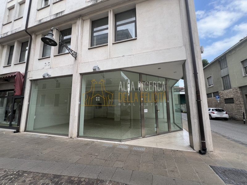 SCHIO - Centro: in zona centrale, proponiamo NEGOZIO AD ANGOLO. Cl. En. E IPE 175,00. EURO 90.000...