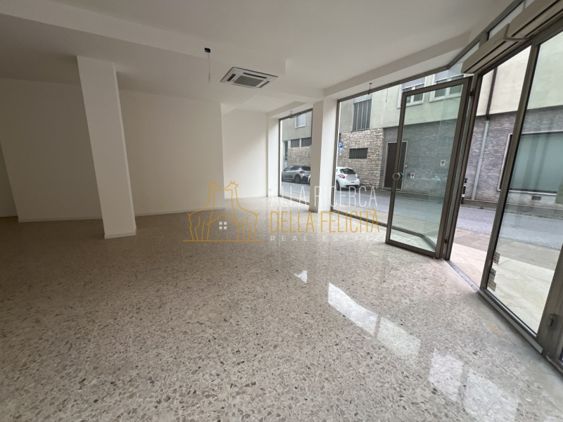 SCHIO - Centro: in zona centrale, proponiamo NEGOZIO AD ANGOLO. Cl. En. E IPE 175,00. EURO 90.000...