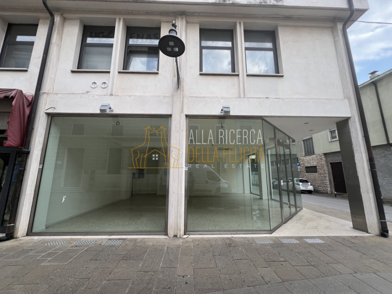 SCHIO - Centro: in zona centrale, proponiamo NEGOZIO AD ANGOLO. Cl. En. E IPE 175,00. EURO 90.000...