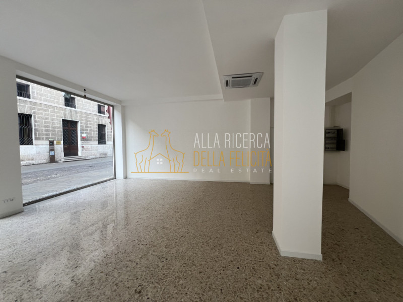 SCHIO - Centro: in zona centrale, proponiamo NEGOZIO AD ANGOLO. Cl. En. E IPE 175,00. EURO 90.000...