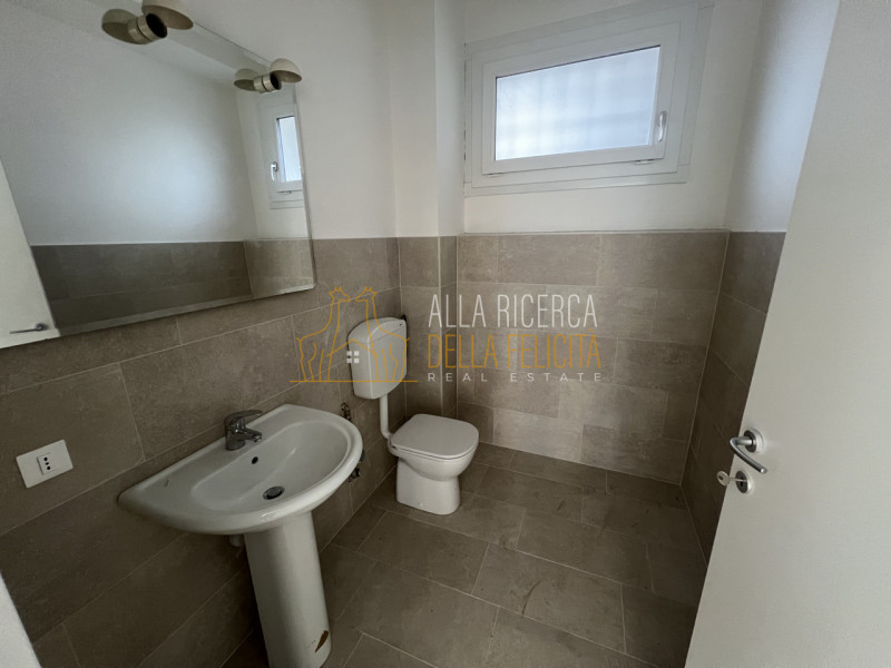 SCHIO - Centro: in zona centrale, proponiamo NEGOZIO AD ANGOLO. Cl. En. E IPE 175,00. EURO 90.000...