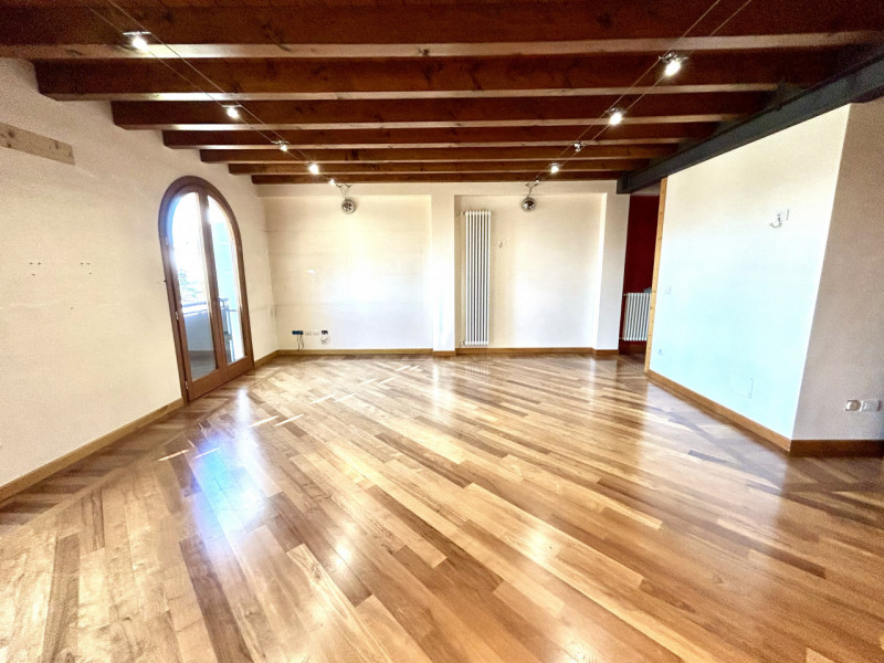 Scoprite un'opportunità unica per vivere nel cuore della tranquilla zona residenziale di Pinidell...