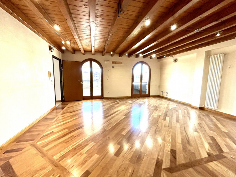 Scoprite un'opportunità unica per vivere nel cuore della tranquilla zona residenziale di Pinidell...