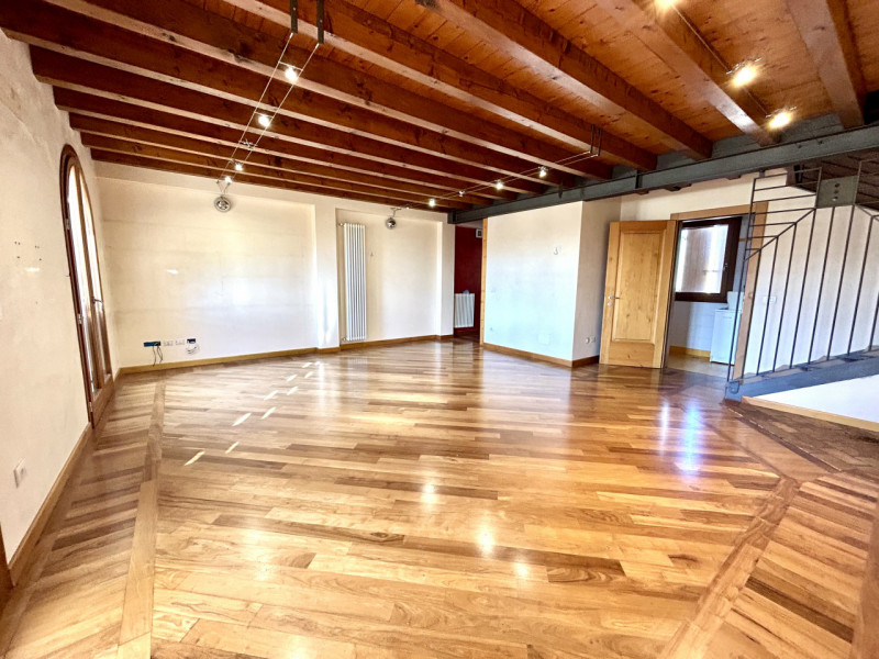 Scoprite un'opportunità unica per vivere nel cuore della tranquilla zona residenziale di Pinidell...