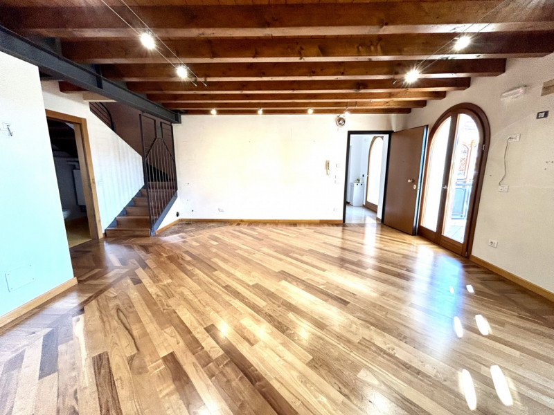 Scoprite un'opportunità unica per vivere nel cuore della tranquilla zona residenziale di Pinidell...