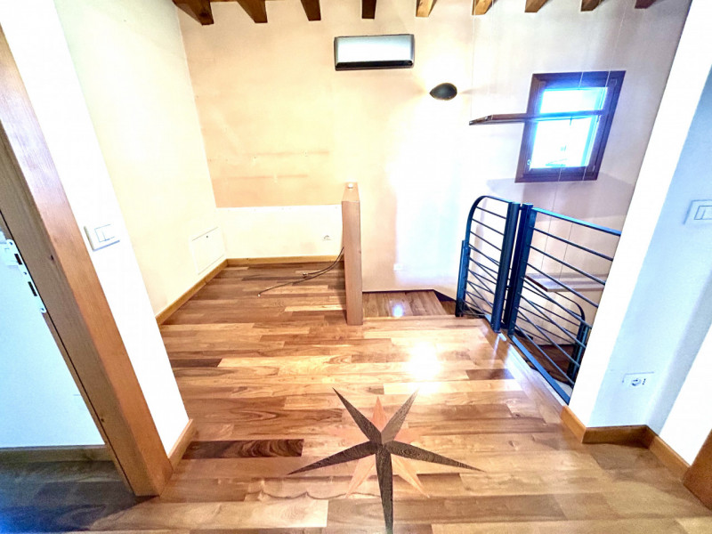 Scoprite un'opportunità unica per vivere nel cuore della tranquilla zona residenziale di Pinidell...