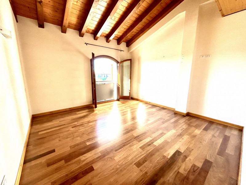 Scoprite un'opportunità unica per vivere nel cuore della tranquilla zona residenziale di Pinidell...