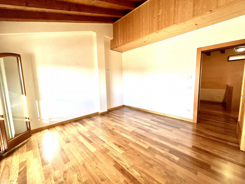 Scoprite un'opportunità unica per vivere nel cuore della tranquilla zona residenziale di Pinidell...