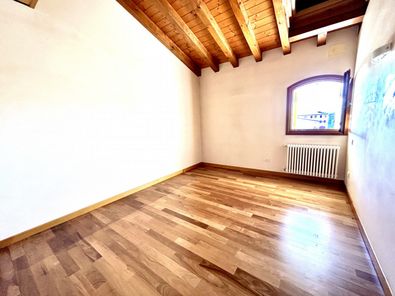 Scoprite un'opportunità unica per vivere nel cuore della tranquilla zona residenziale di Pinidell...