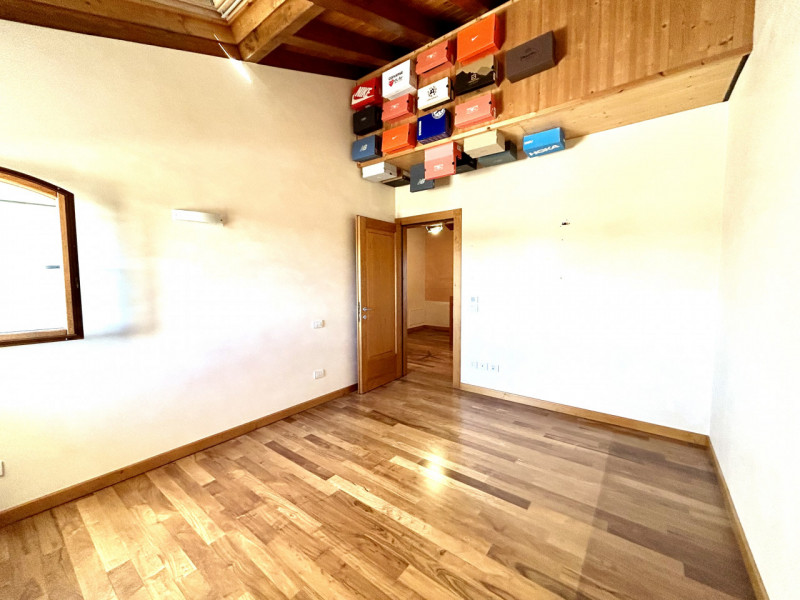 Scoprite un'opportunità unica per vivere nel cuore della tranquilla zona residenziale di Pinidell...