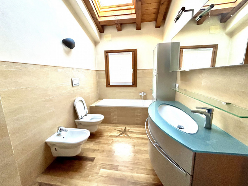 Scoprite un'opportunità unica per vivere nel cuore della tranquilla zona residenziale di Pinidell...