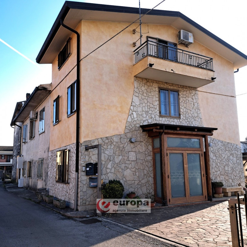 QUINTO VIC.NO, laterale di via Cesare Battisti, zona residenziale tranquilla, vendesi porzione "T...