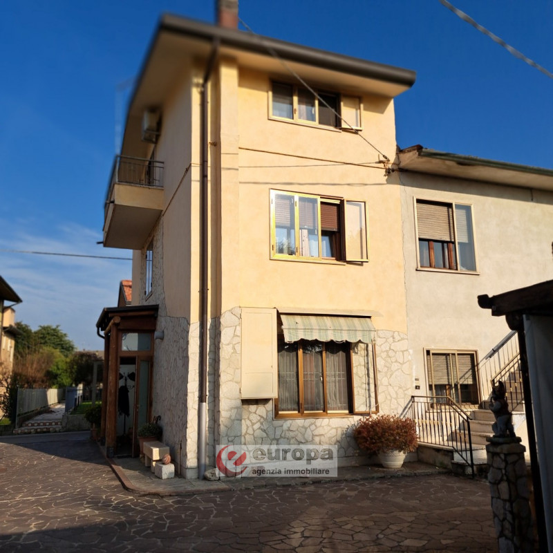 QUINTO VIC.NO, laterale di via Cesare Battisti, zona residenziale tranquilla, vendesi porzione "T...