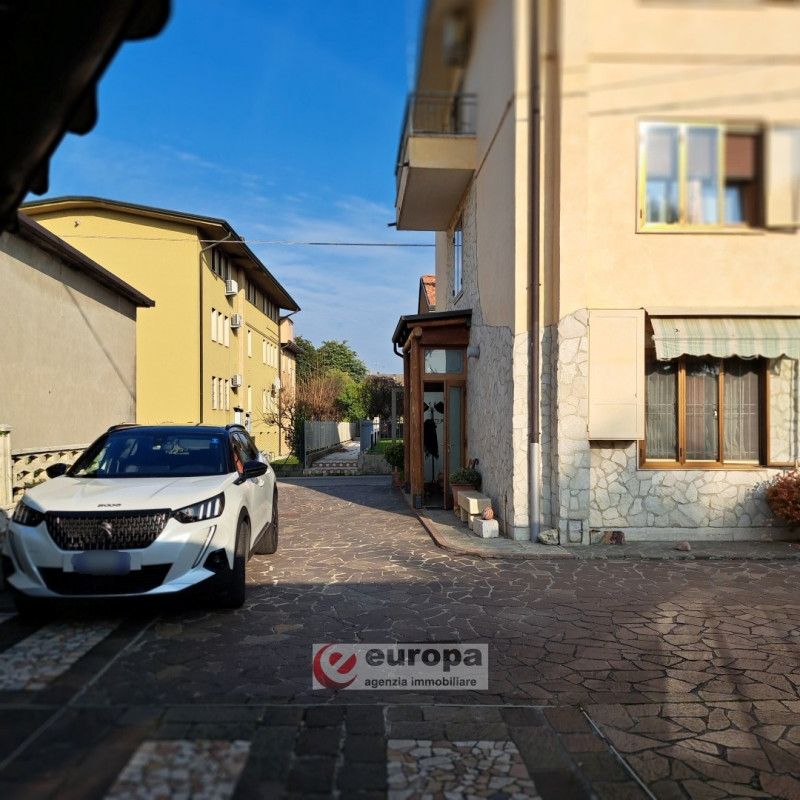 QUINTO VIC.NO, laterale di via Cesare Battisti, zona residenziale tranquilla, vendesi porzione "T...