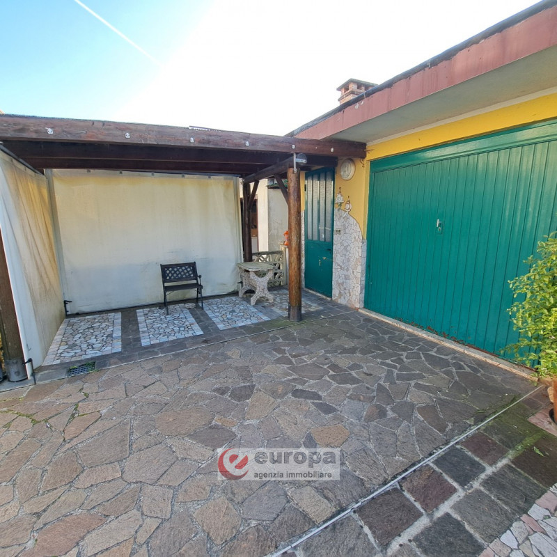 QUINTO VIC.NO, laterale di via Cesare Battisti, zona residenziale tranquilla, vendesi porzione "T...