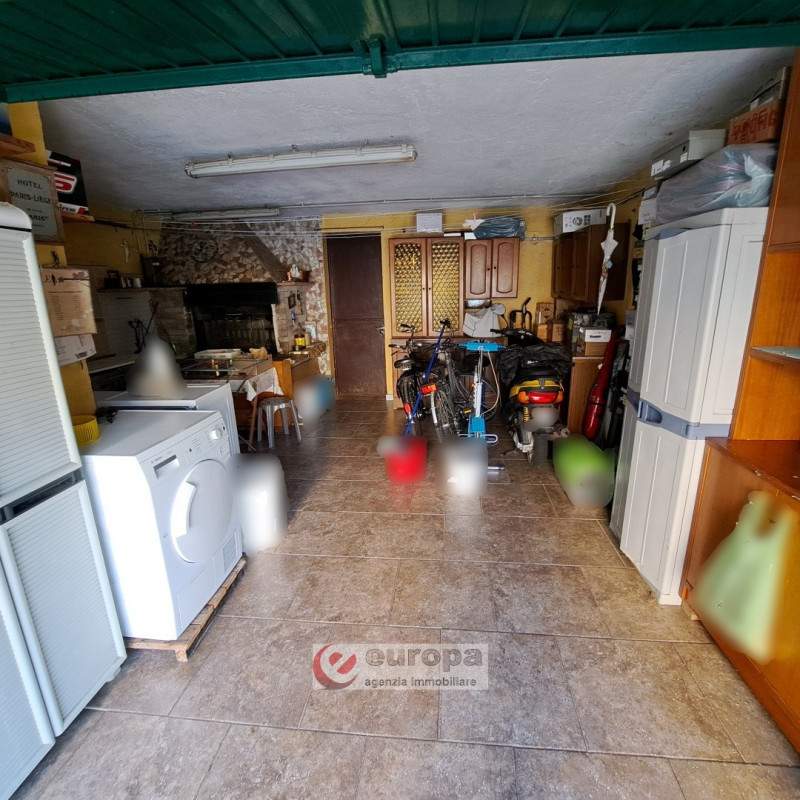 QUINTO VIC.NO, laterale di via Cesare Battisti, zona residenziale tranquilla, vendesi porzione "T...