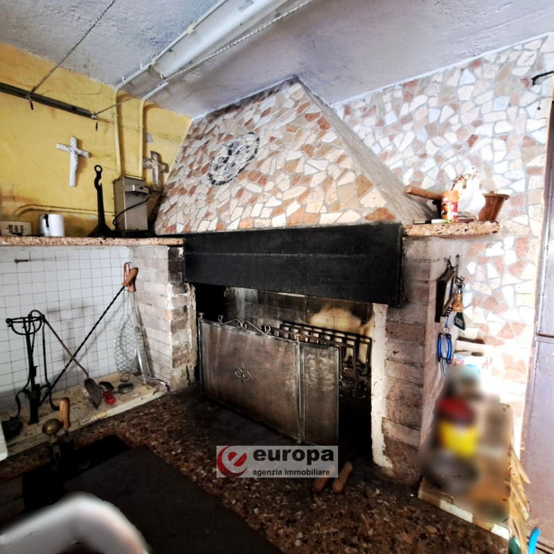 QUINTO VIC.NO, laterale di via Cesare Battisti, zona residenziale tranquilla, vendesi porzione "T...