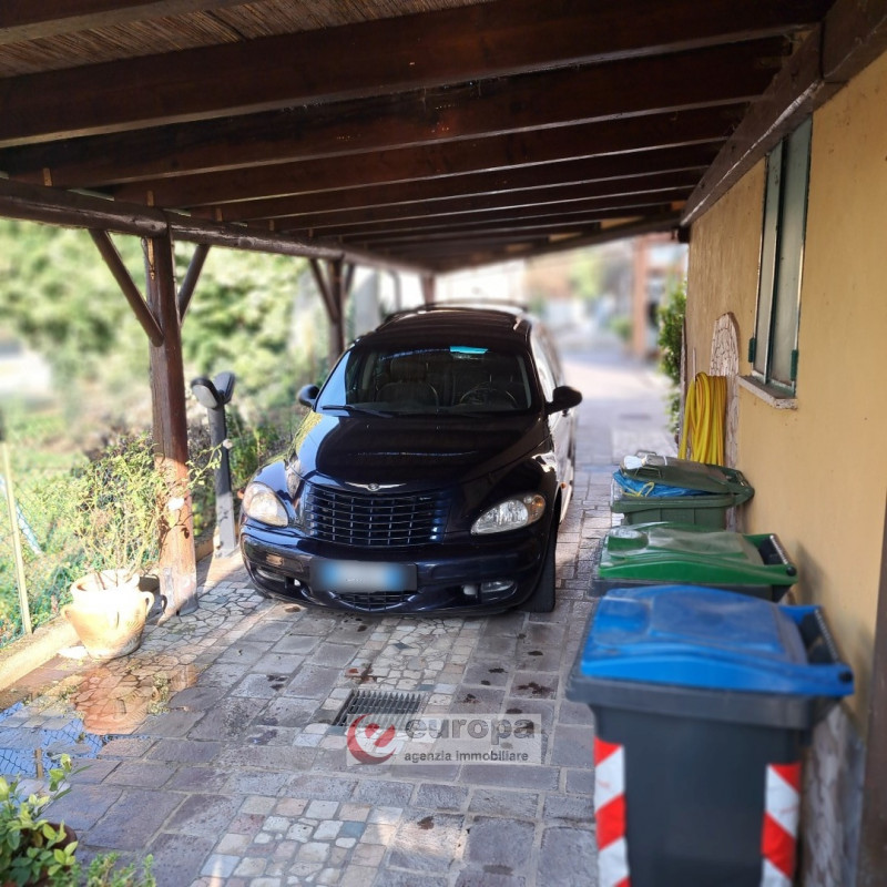 QUINTO VIC.NO, laterale di via Cesare Battisti, zona residenziale tranquilla, vendesi porzione "T...