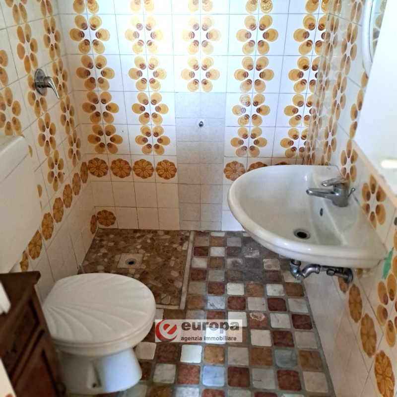 QUINTO VIC.NO, laterale di via Cesare Battisti, zona residenziale tranquilla, vendesi porzione "T...