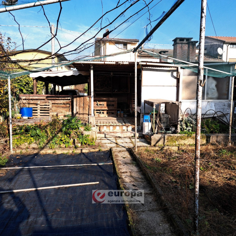 QUINTO VIC.NO, laterale di via Cesare Battisti, zona residenziale tranquilla, vendesi porzione "T...