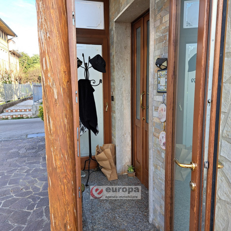 QUINTO VIC.NO, laterale di via Cesare Battisti, zona residenziale tranquilla, vendesi porzione "T...