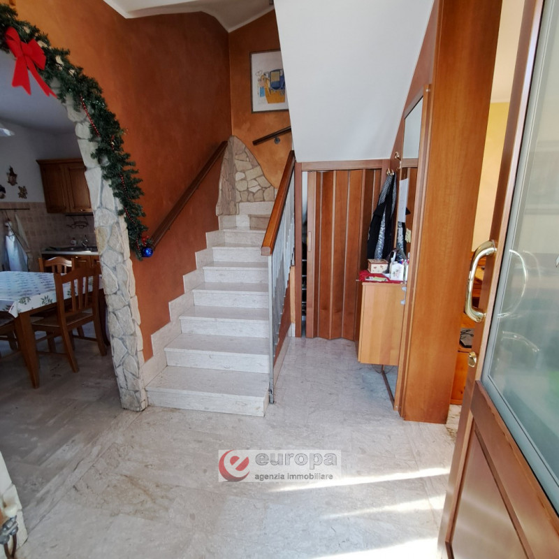 QUINTO VIC.NO, laterale di via Cesare Battisti, zona residenziale tranquilla, vendesi porzione "T...