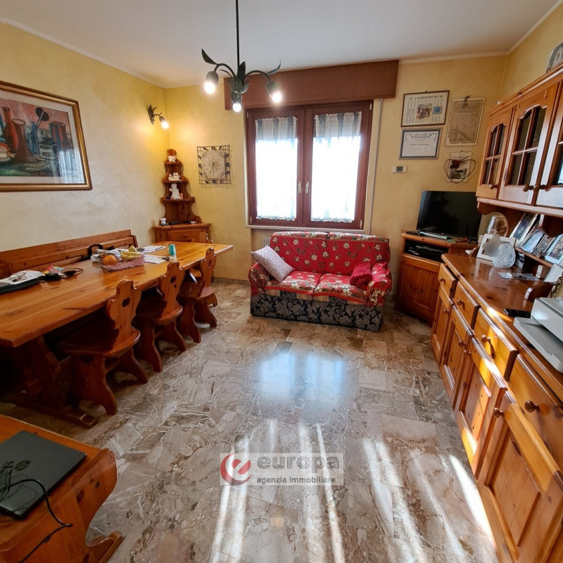 QUINTO VIC.NO, laterale di via Cesare Battisti, zona residenziale tranquilla, vendesi porzione "T...