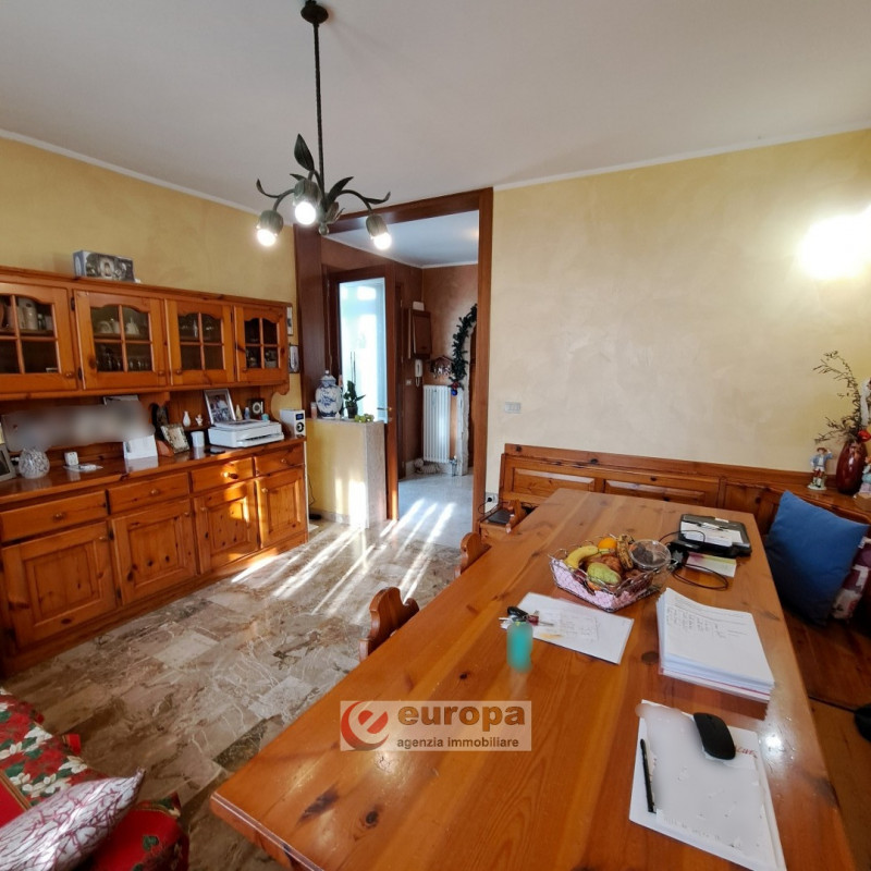 QUINTO VIC.NO, laterale di via Cesare Battisti, zona residenziale tranquilla, vendesi porzione "T...