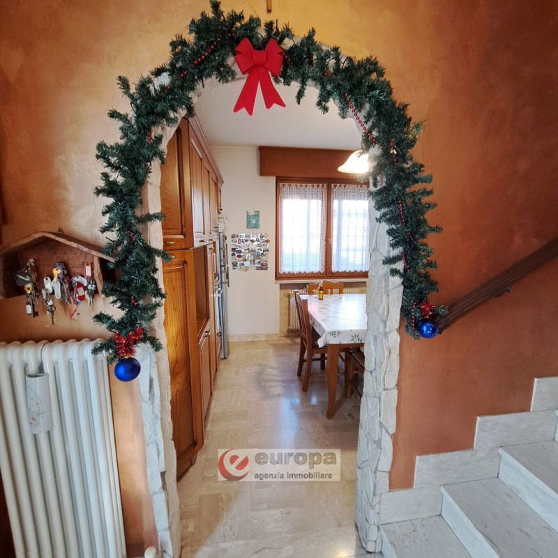 QUINTO VIC.NO, laterale di via Cesare Battisti, zona residenziale tranquilla, vendesi porzione "T...