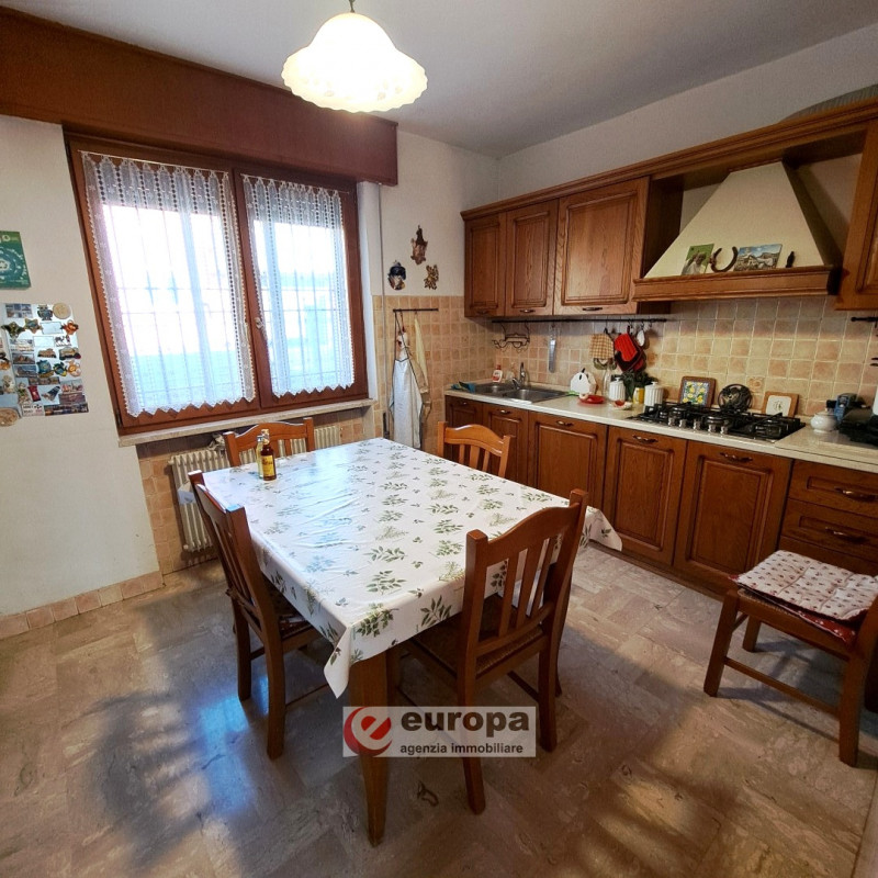 QUINTO VIC.NO, laterale di via Cesare Battisti, zona residenziale tranquilla, vendesi porzione "T...