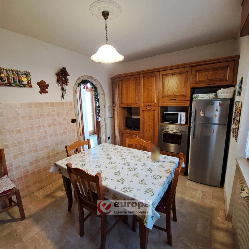 QUINTO VIC.NO, laterale di via Cesare Battisti, zona residenziale tranquilla, vendesi porzione "T...