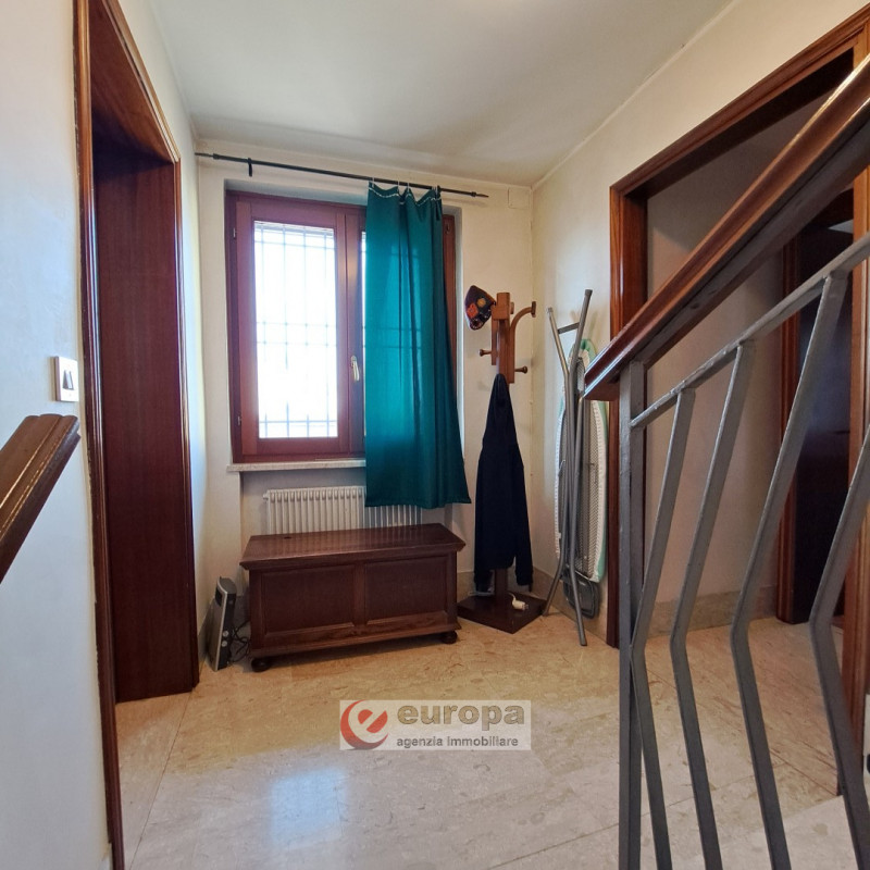 QUINTO VIC.NO, laterale di via Cesare Battisti, zona residenziale tranquilla, vendesi porzione "T...