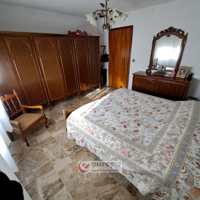 QUINTO VIC.NO, laterale di via Cesare Battisti, zona residenziale tranquilla, vendesi porzione "T...