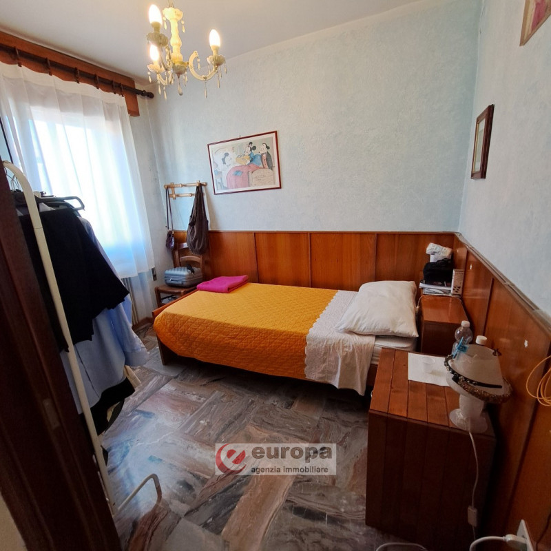 QUINTO VIC.NO, laterale di via Cesare Battisti, zona residenziale tranquilla, vendesi porzione "T...