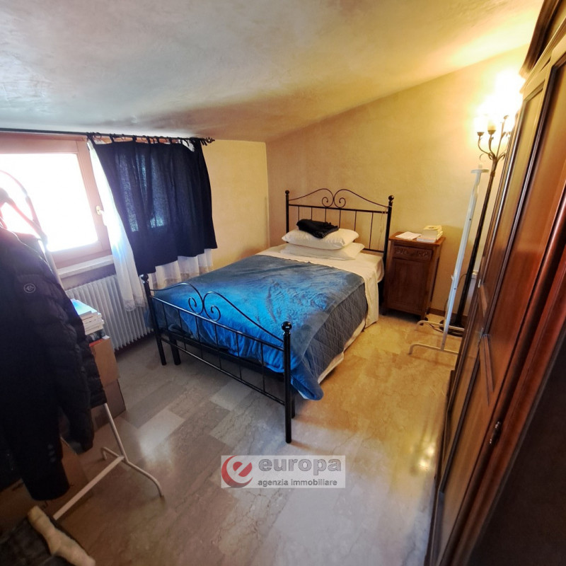 QUINTO VIC.NO, laterale di via Cesare Battisti, zona residenziale tranquilla, vendesi porzione "T...