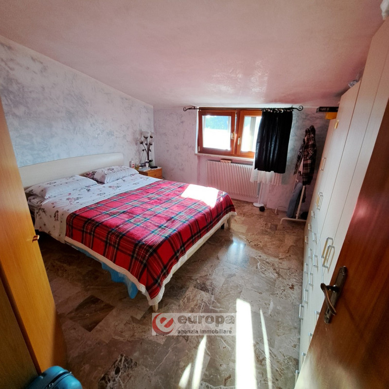 QUINTO VIC.NO, laterale di via Cesare Battisti, zona residenziale tranquilla, vendesi porzione "T...