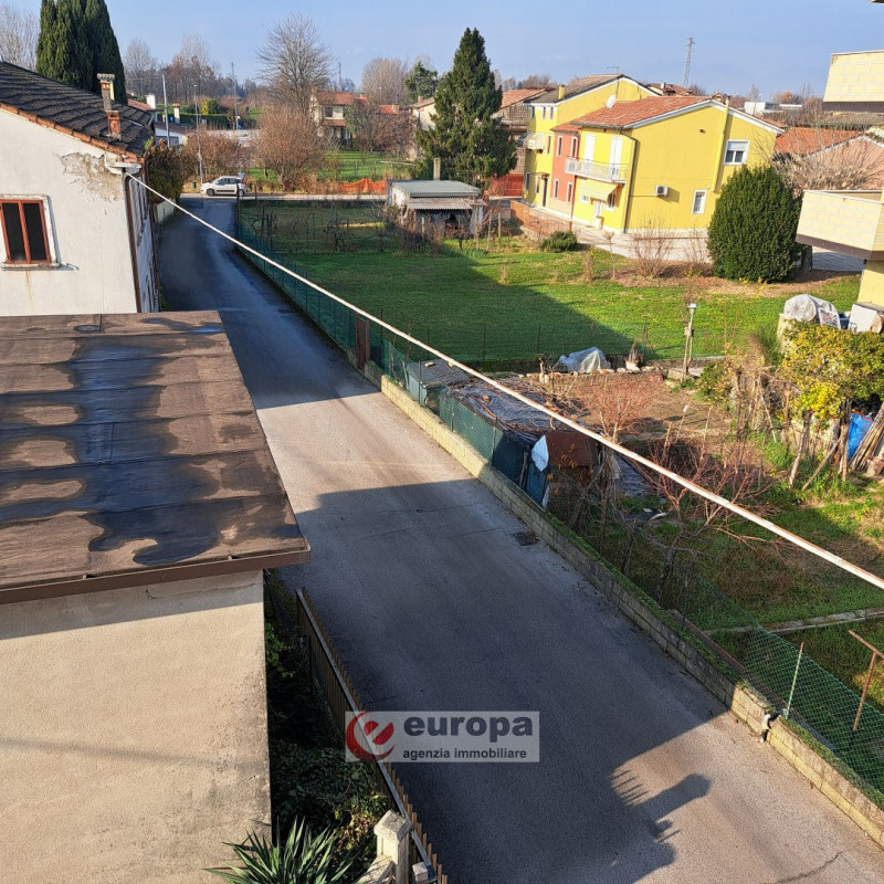 QUINTO VIC.NO, laterale di via Cesare Battisti, zona residenziale tranquilla, vendesi porzione "T...